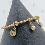 دستبند طلاي النگويي فنري جتاش اويز دار