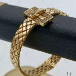 دستبند النگويي طلا نگين دار پوست ماري قفل T