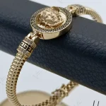 دستبند النگویی طلای رخ ورساچه با میناکاری مشکی (یاسمن)