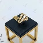 انگشتر طلای عتیق ،دو طرف آیینه‌ای زرد وسط کادنزا ( انگشتر عتیق)