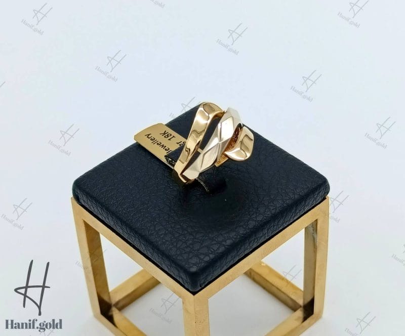 انگشتر طلای عتیق ،دو طرف آیینه‌ای زرد وسط کادنزا ( انگشتر عتیق)