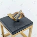 انگشتر طلای زرد و نگین دار با شکل ضربدر (انگشتر SJ ترک)