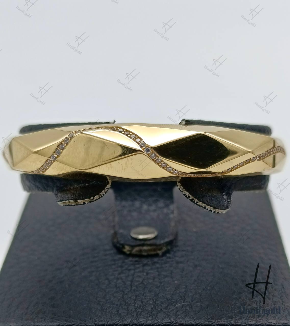 photo_۲۰۲۵-۰۸-۰۲_۱۳-۲۶-۲۸ دستبند طلای النگویی زرد آیینهای طرح کادنزا نگین دار ( دستبند کریستال) - Image 1