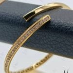 دستبند طلای النگویی جناقی زرد آیینه‌ای نگین دار