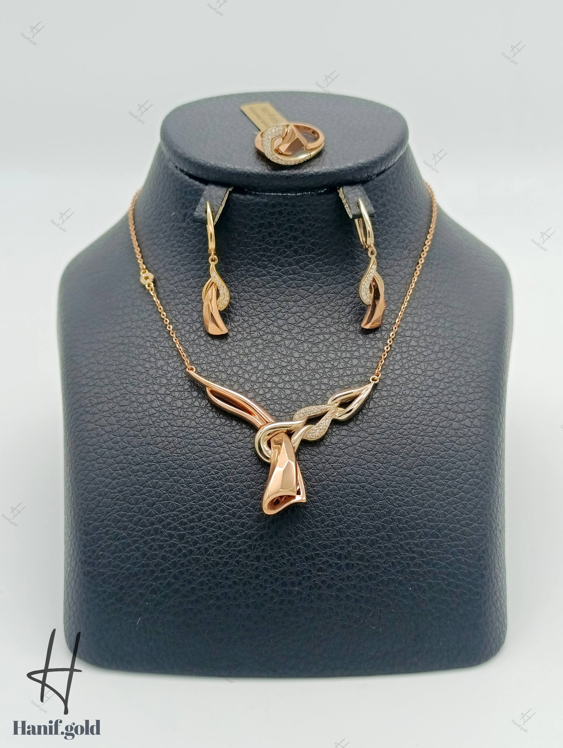 photo_۲۰۲۵-۰۹-۰۴_۱۰-۳۹-۰۴ نیم ست طلای رزگلد جناقی طرح کادنزا زنجیر دار - Image 1