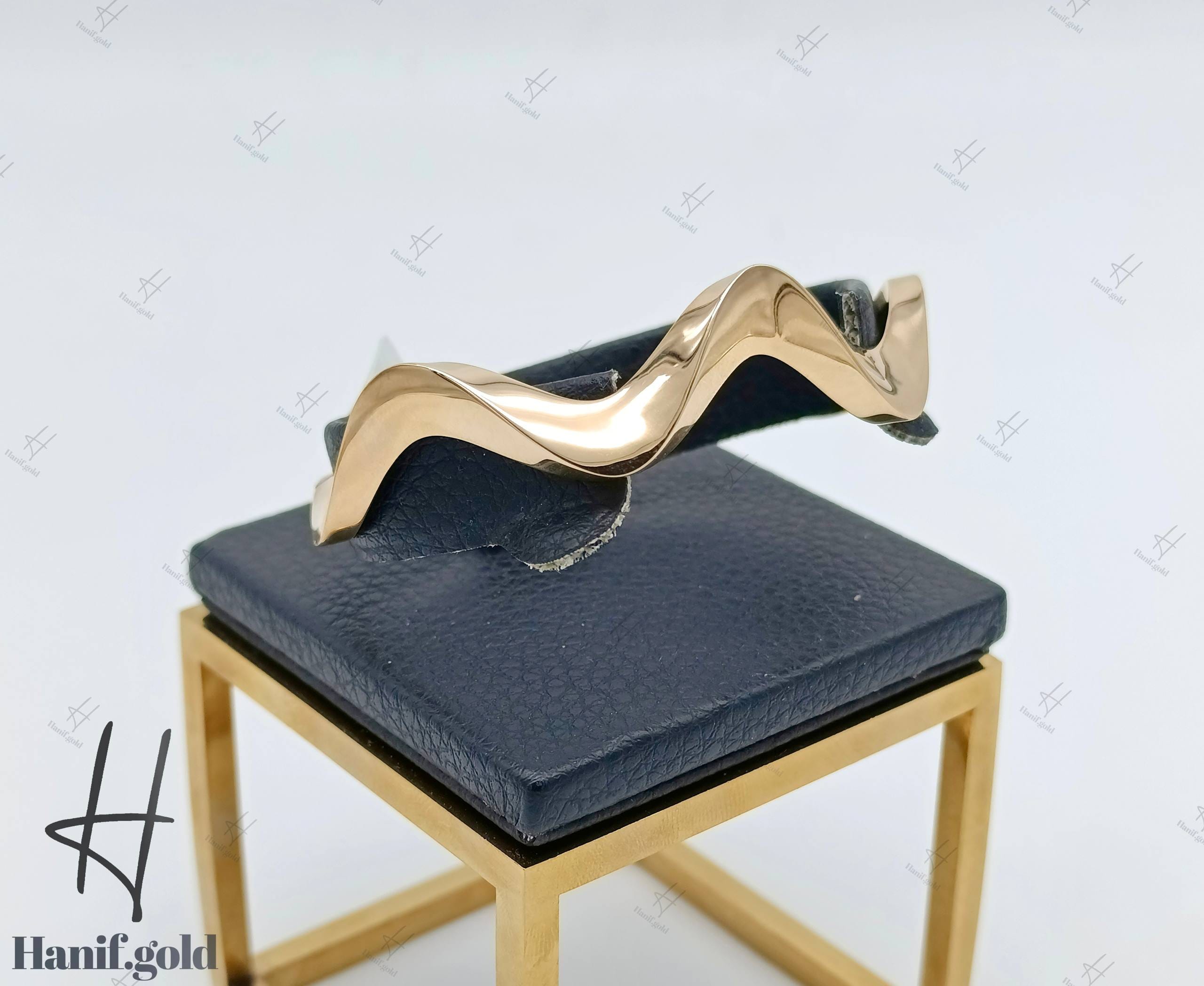 photo_۲۰۲۵-۰۹-۱۷_۱۸-۵۳-۲۳ دستبند النگویی طلای زرد آیینهای ،بنگل موج دار (بنگل آدرین) - Image 1