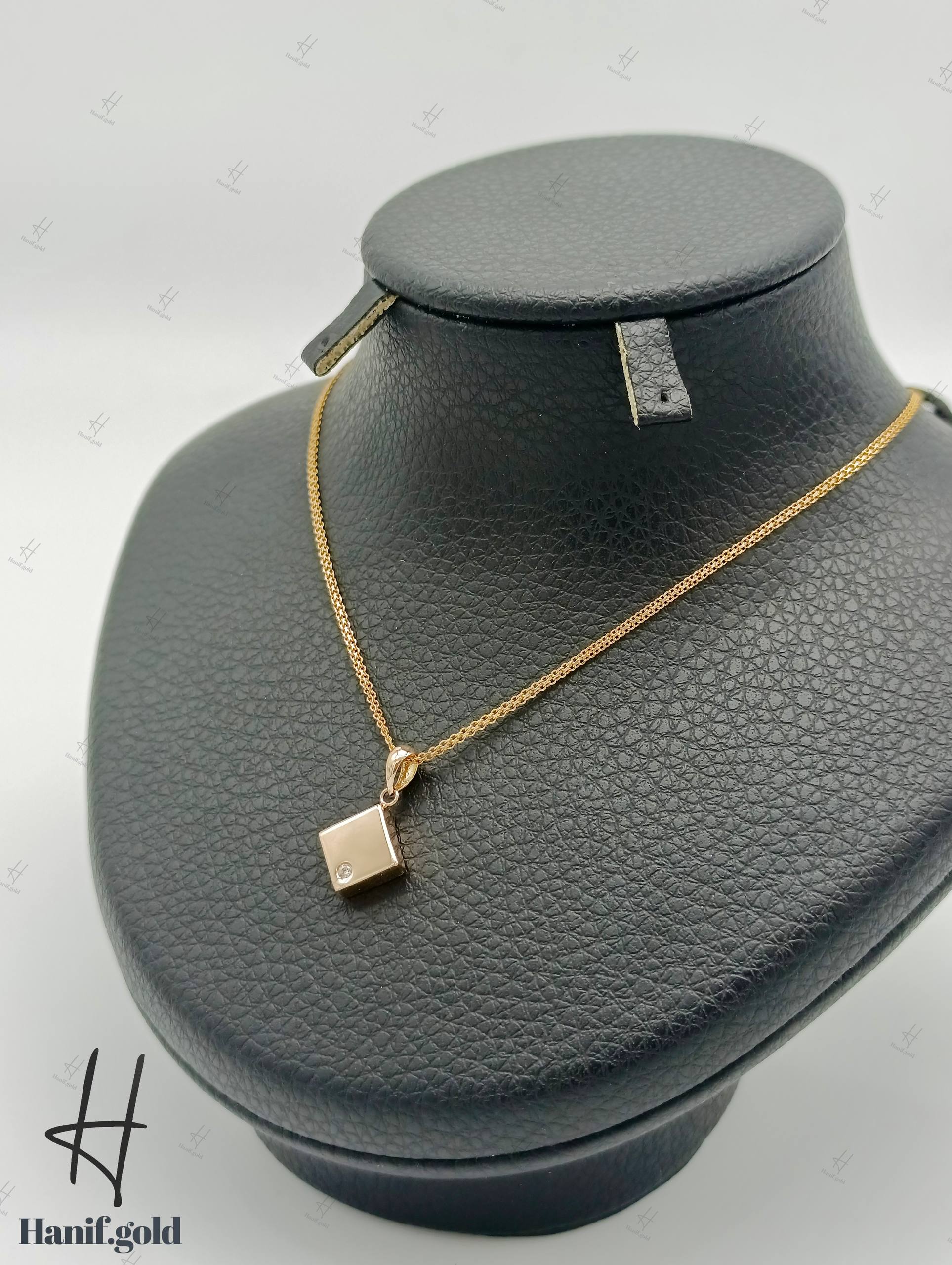 photo_2025-12-28_10-53-39 مدال طلای زرد آیینهای قلب لیزری طرح مربع - Image 1